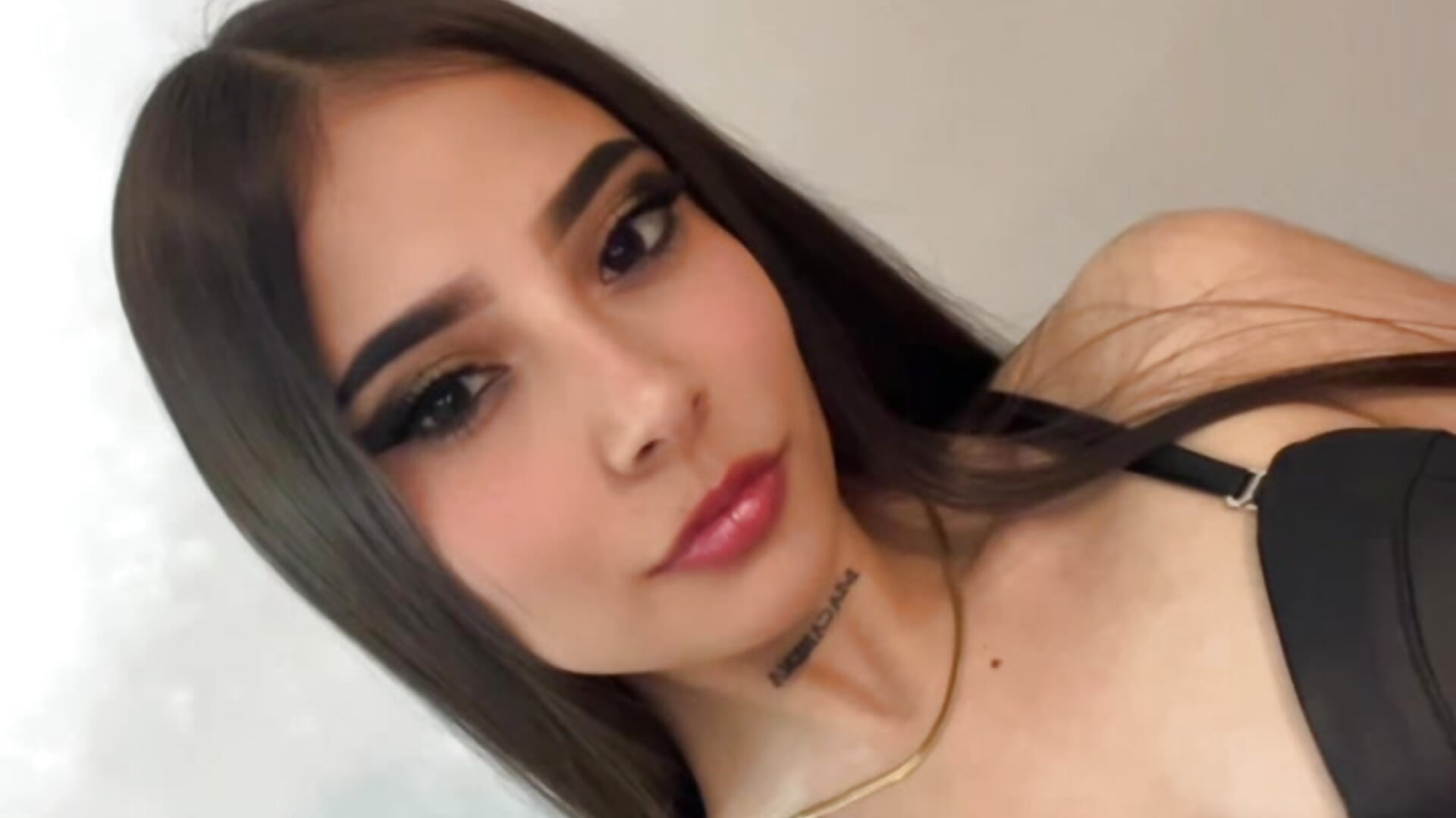 Fuck this pussy hard - video by AlliceWinter cam model