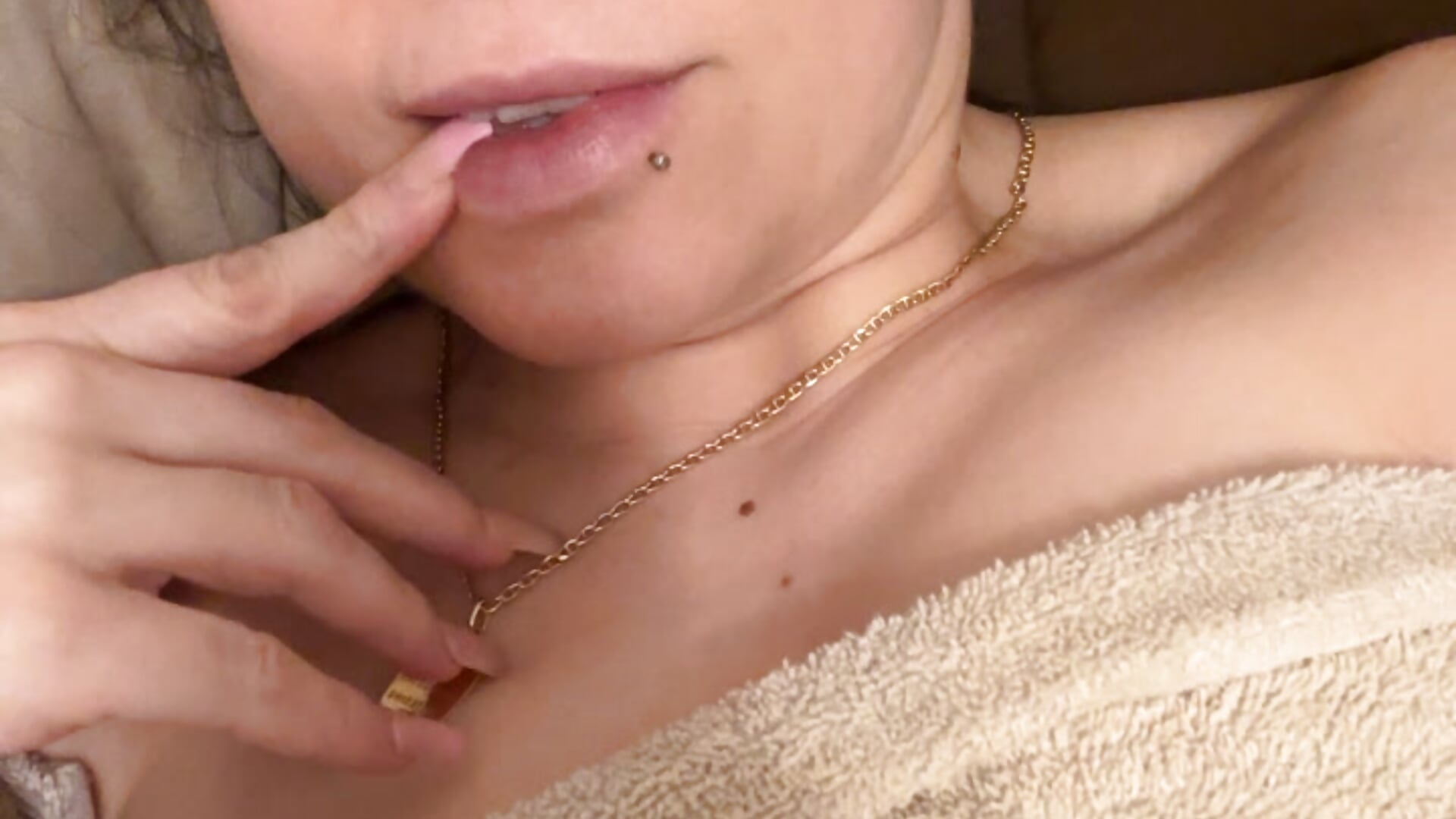 Fresh Out Of The Shower 😉 – video od webkamerové modelky thedevinemama