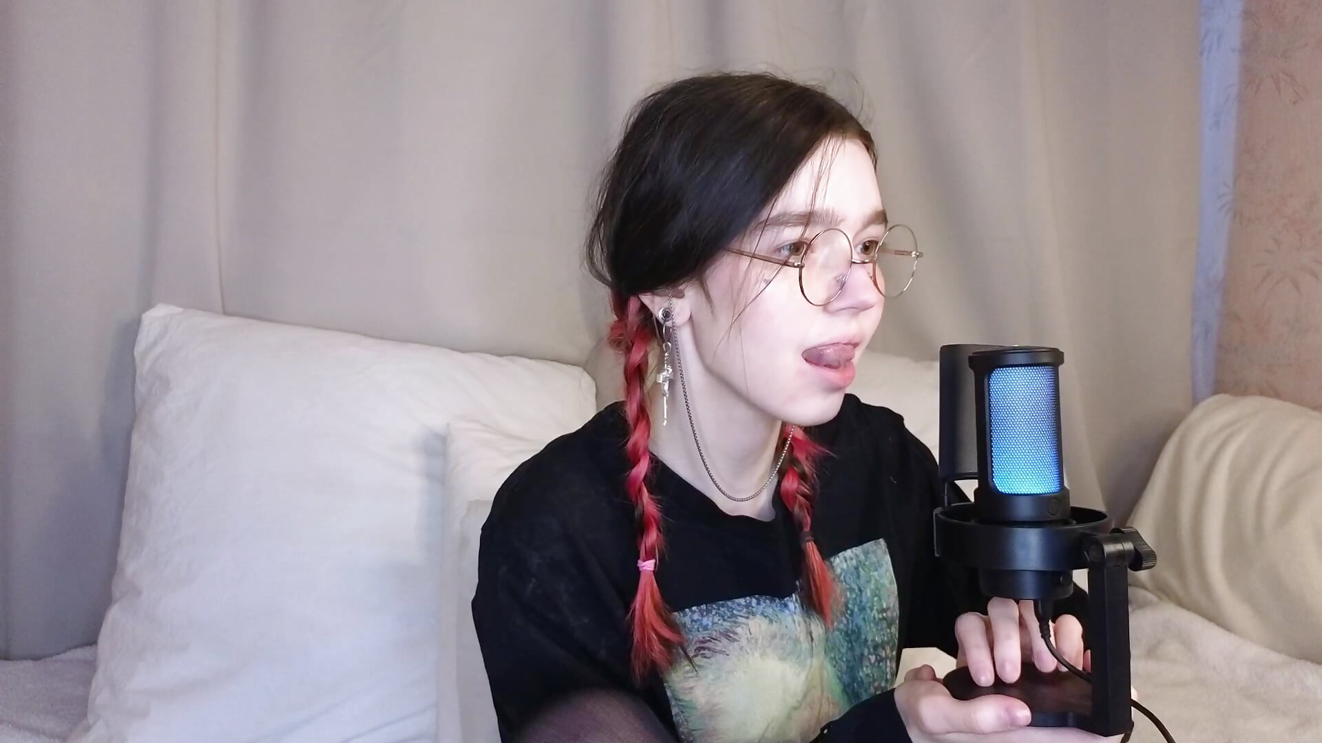 little crackling ASMR - فيديو من little_Teya موديل الكام