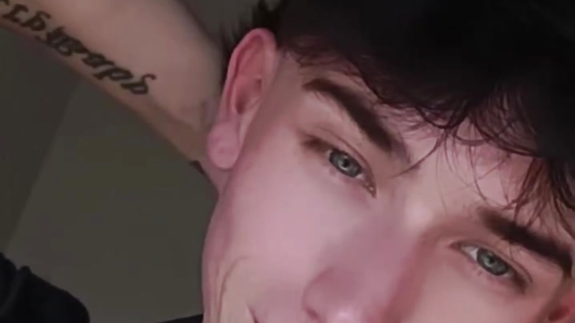 A little elegant 👋🏻 - فيديو من Logan_sixxer موديل الكام