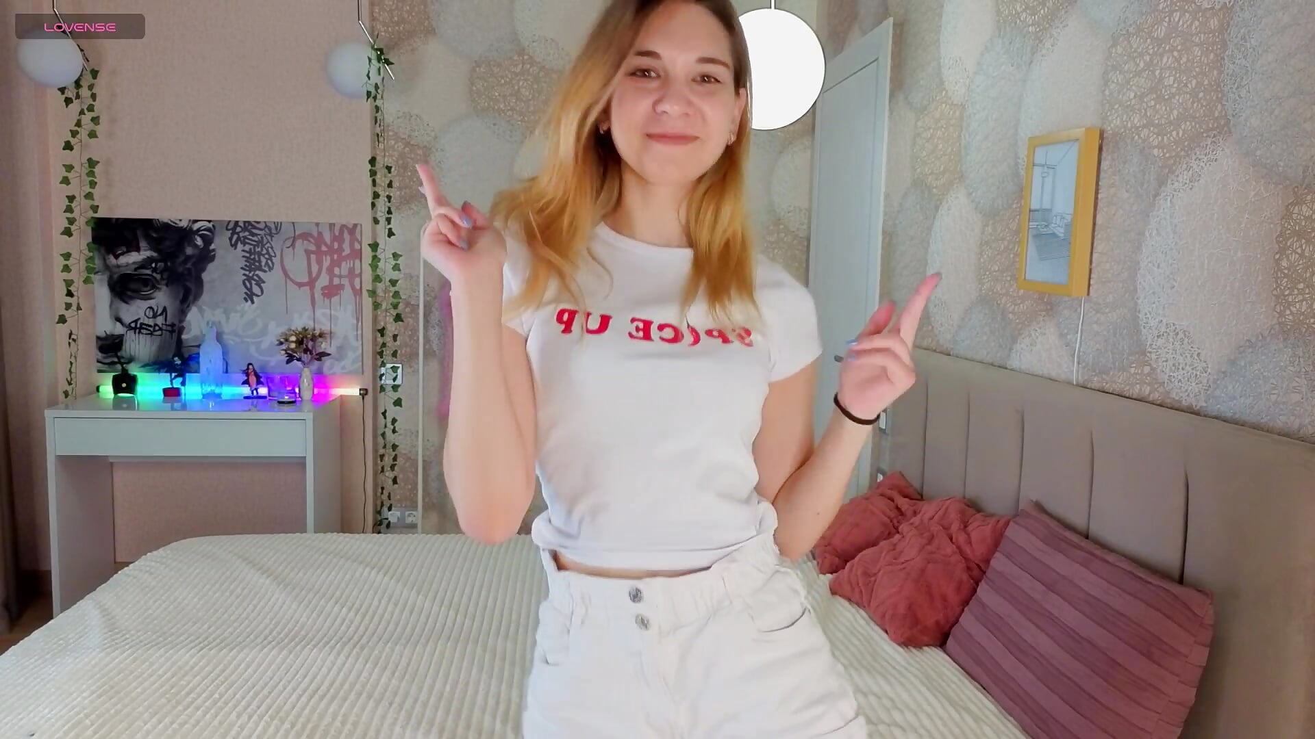 Cute dance - video by LynHaymore cam model