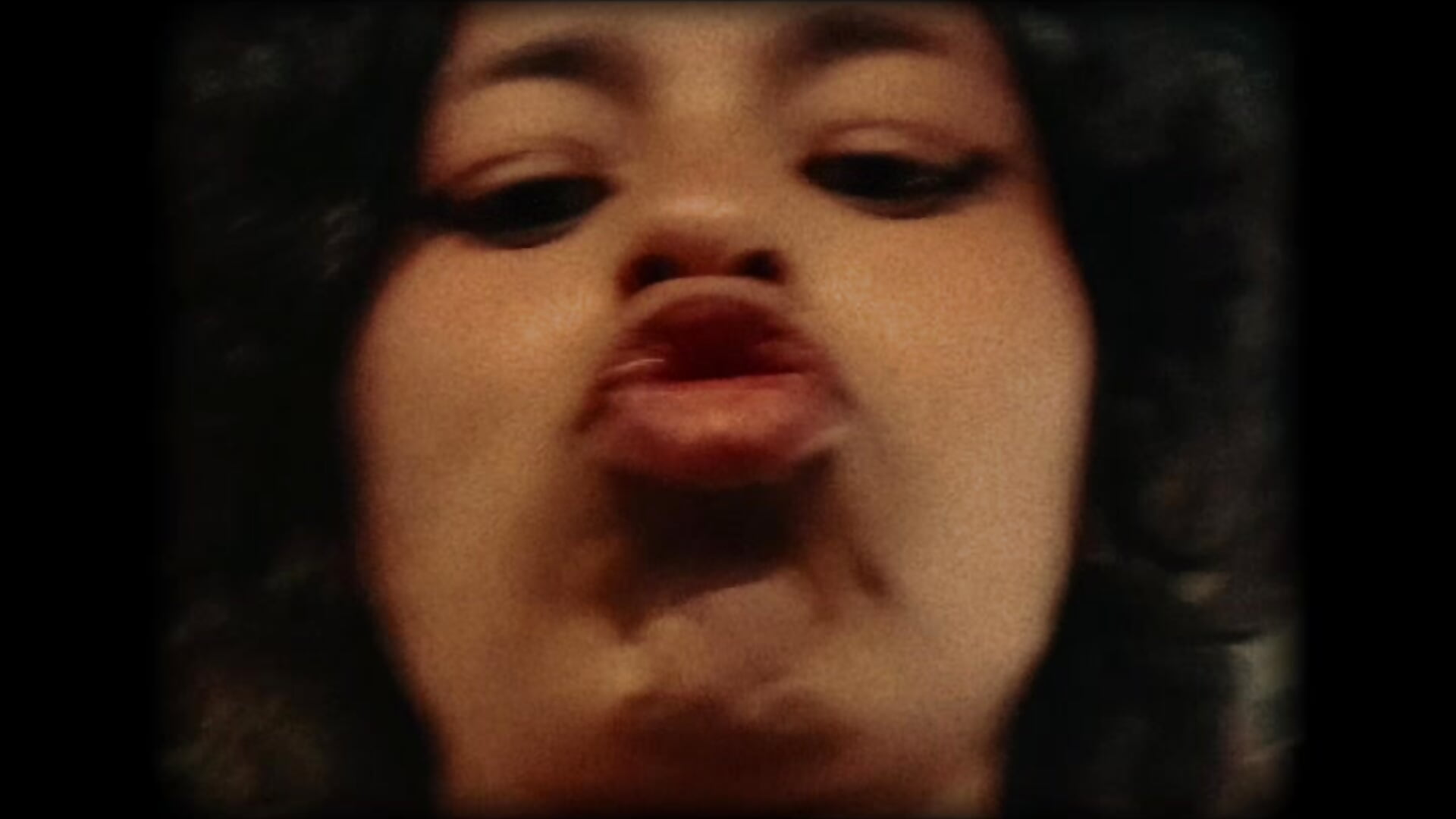 Kisses - video by H_hiana cam model