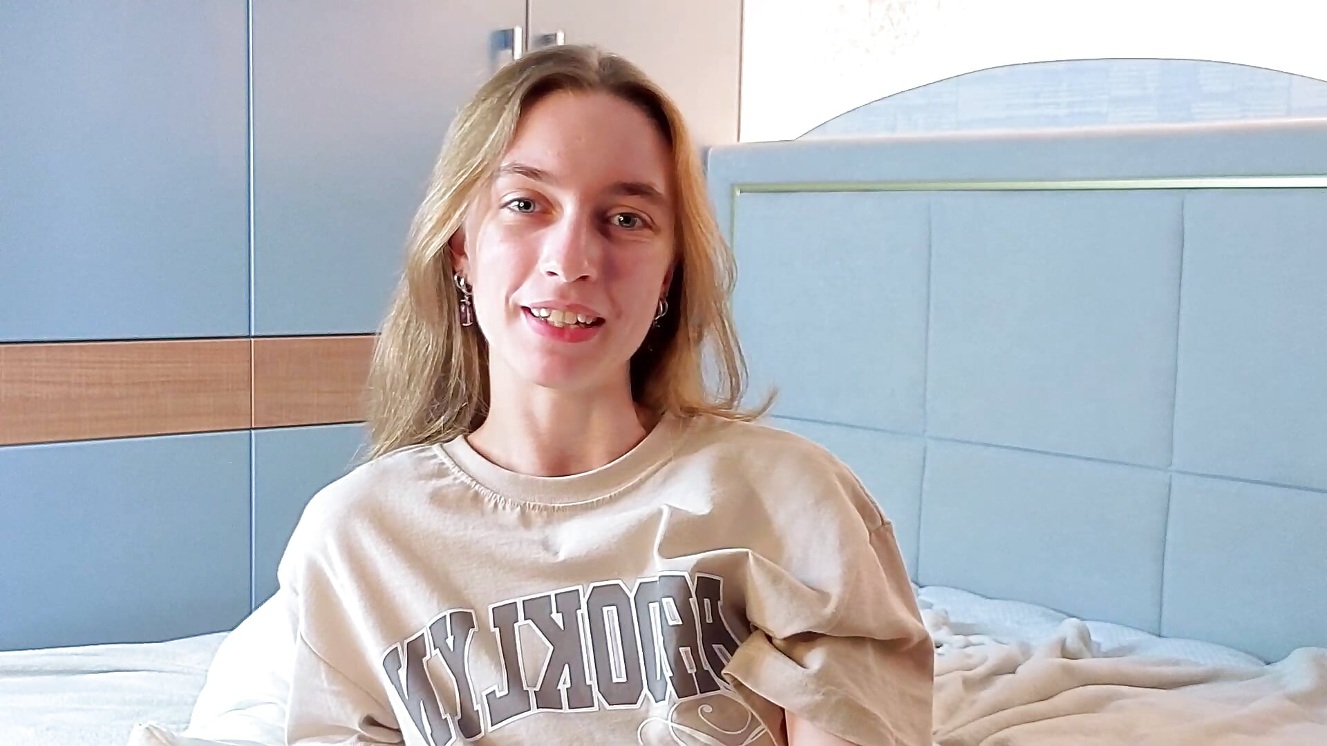 Hello - video by BeatrixDowey cam model