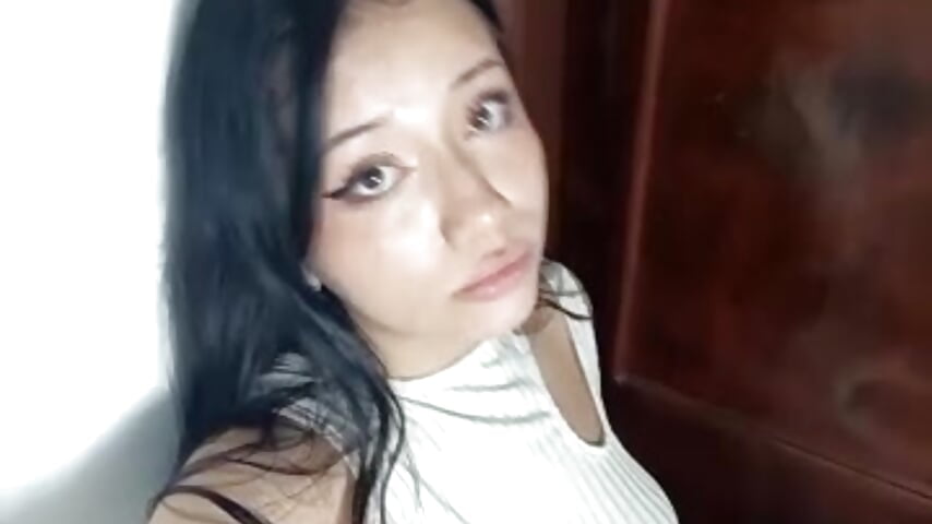 secret bathroom show my friend ae outside the door  🙈😈 - video BarbieMonet kameramallilta
