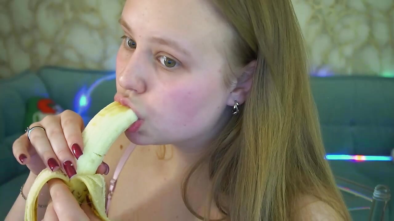 BJ with 🍌 - video của người mẫu cam CrystallPaws