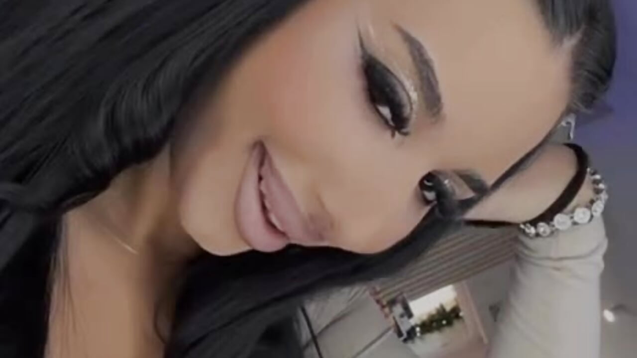 Just a part of me - vidéo du modèle de showcams BlueEyes_BB