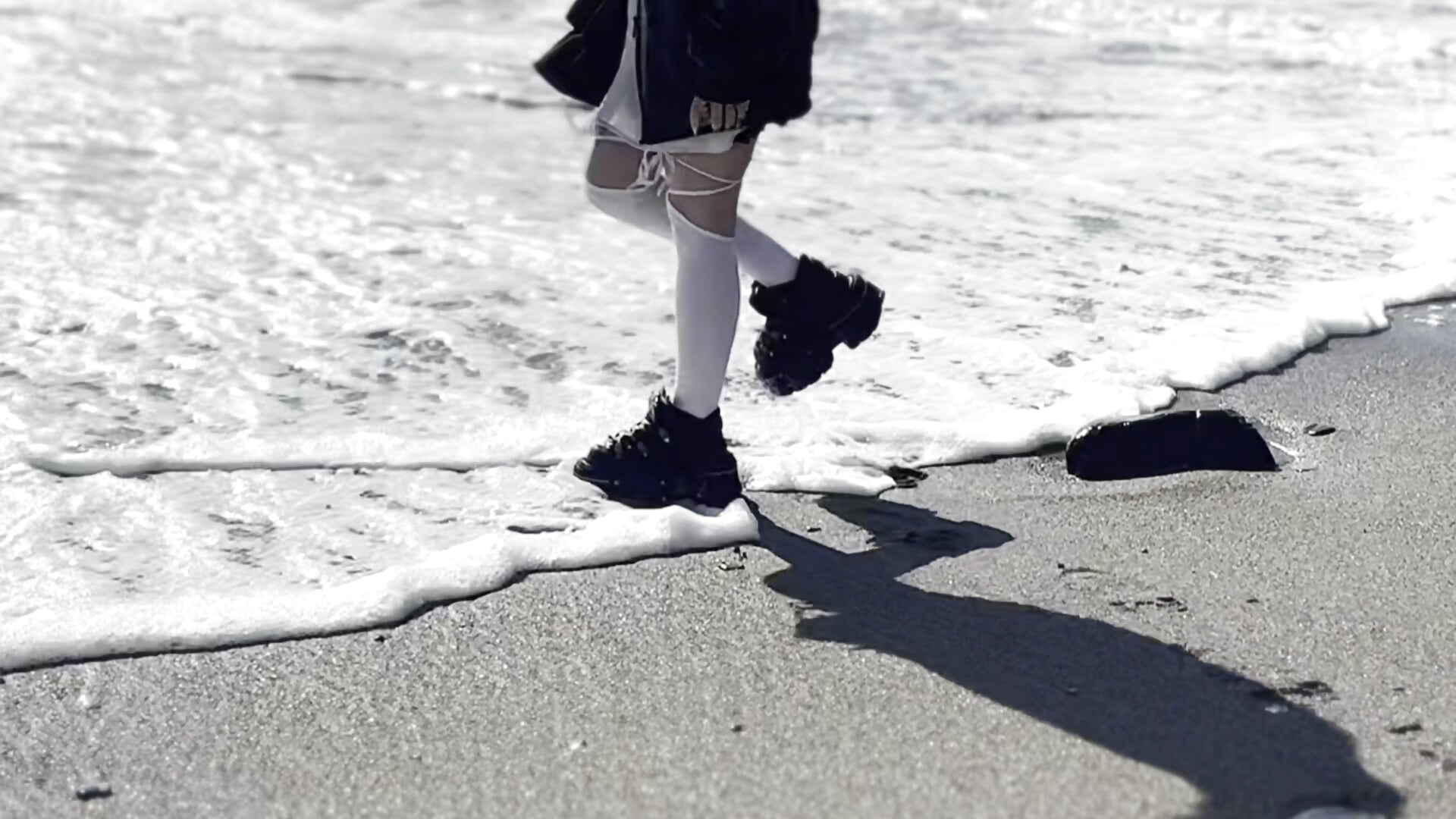 Look here — and don't you dare move, puppy. These legs command. 🖤 - video LiyaLuna kameramallilta