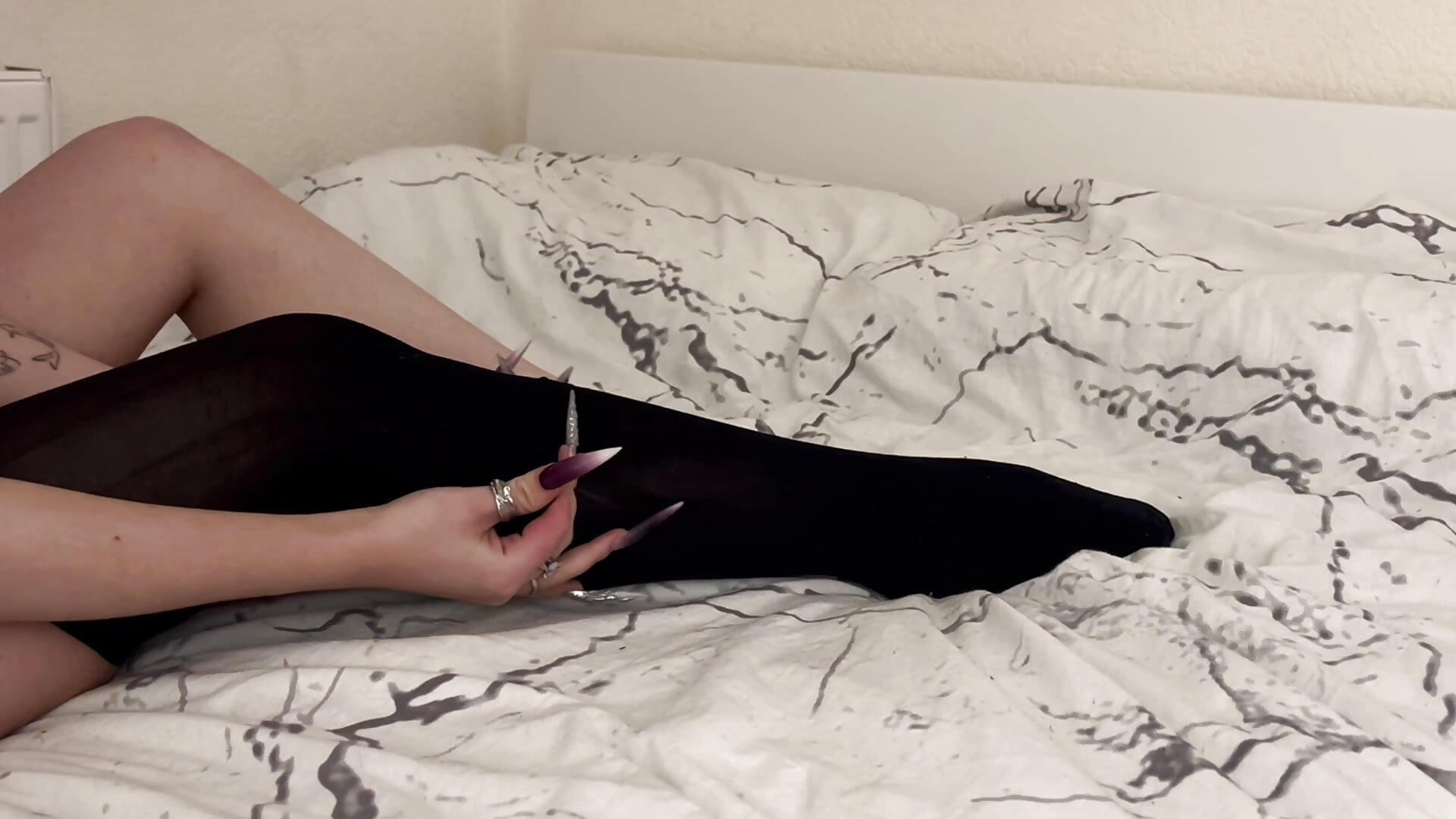 Tonight I’m playing in nylon — come choose your side 😈– LiyaLuna kameramodell videója