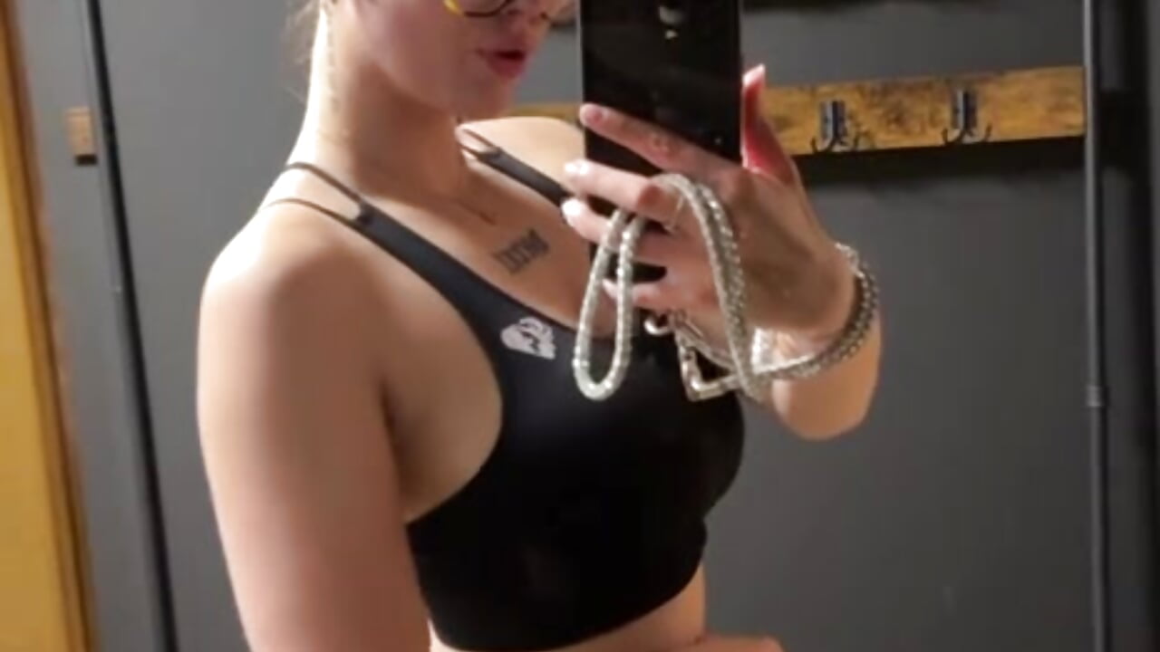 cul sexy à la salle - video by zoeypink cam model