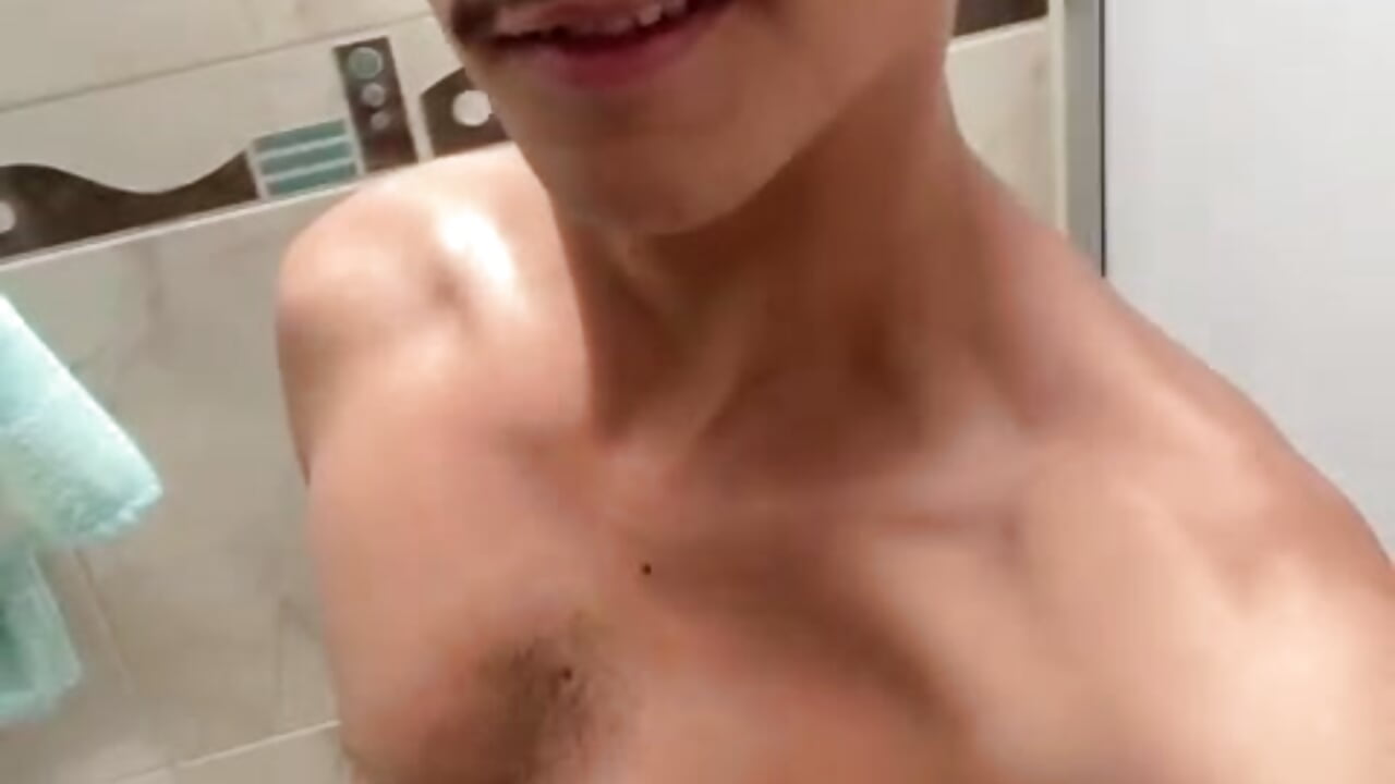 And if we shower together?👀🔥 - vidéo du modèle de showcams Alan_Del_Reyx