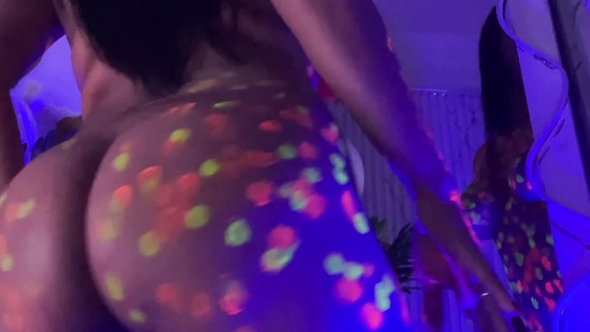 sexy dance in painting - video của người mẫu cam Lexy_tay