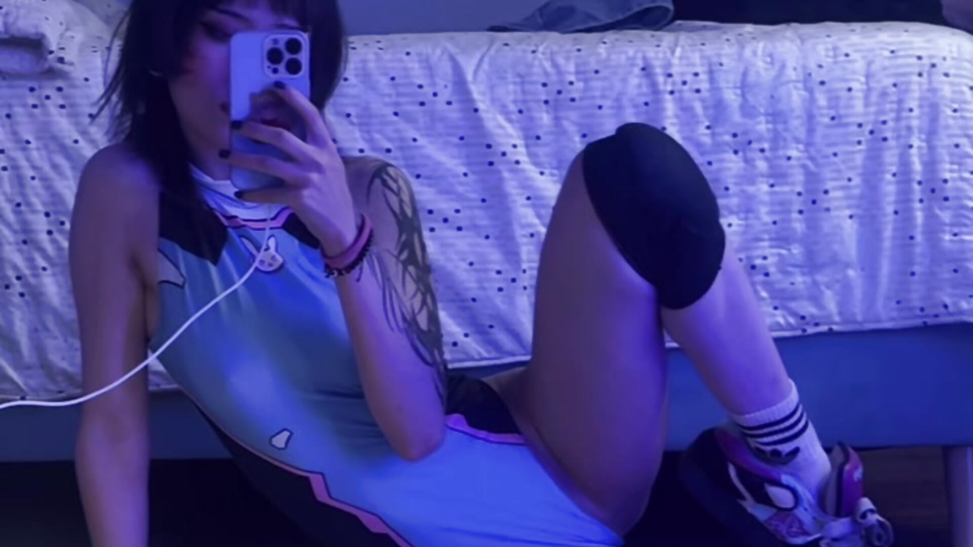 I bite you with my gaze 💎 - فيديو من Hannahpage موديل الكام