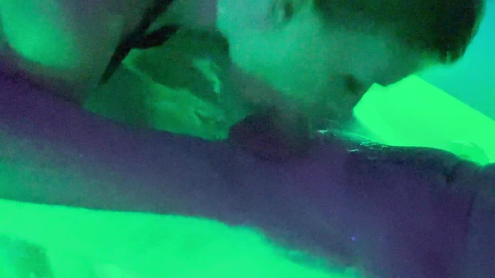 Suce me dans le jacuzzi