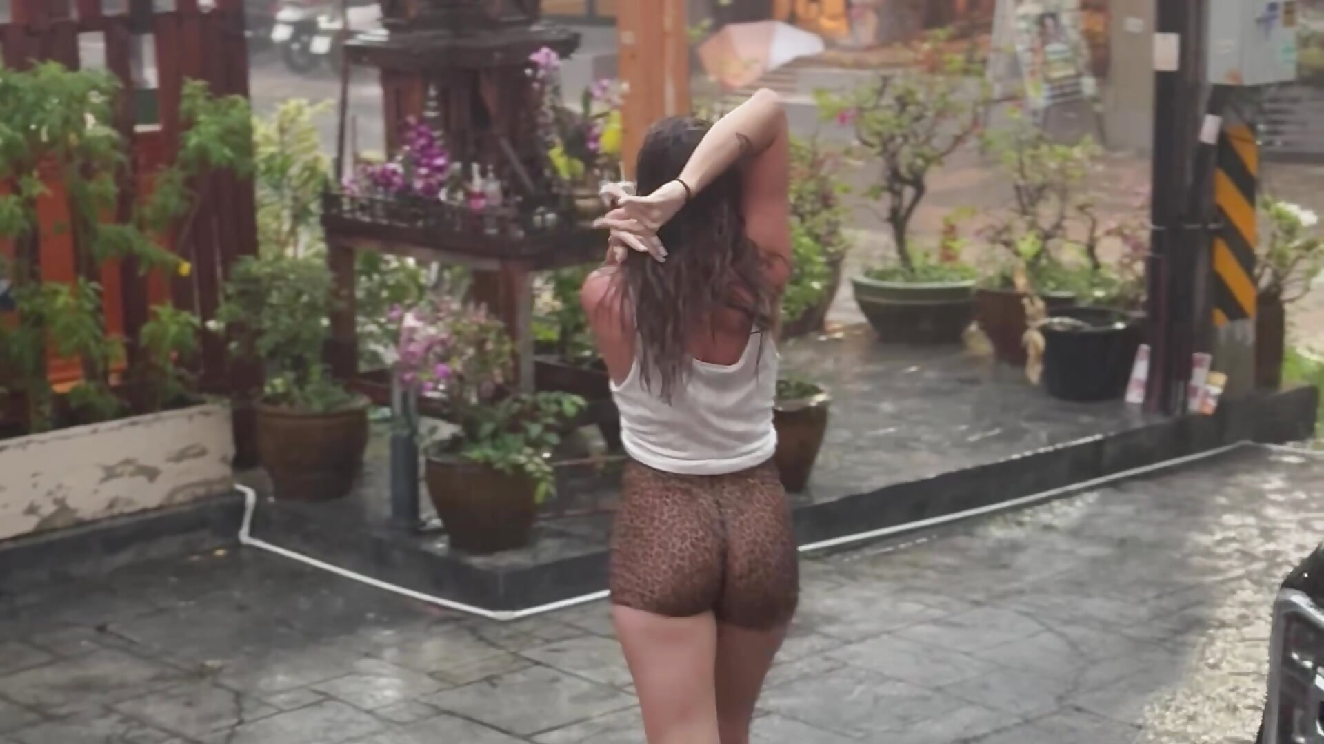 Your bitch under the tropical 🌴 rain 🌧️ - video od modelky/modela EvvaMur