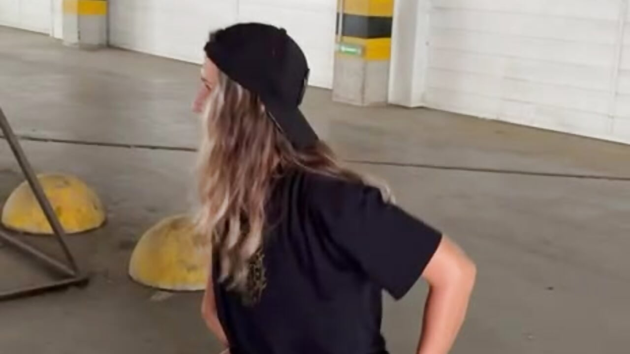 took off her panties in the parking lot 🚘 — filmik EvvaMur, modela(-lki) na kamerkach