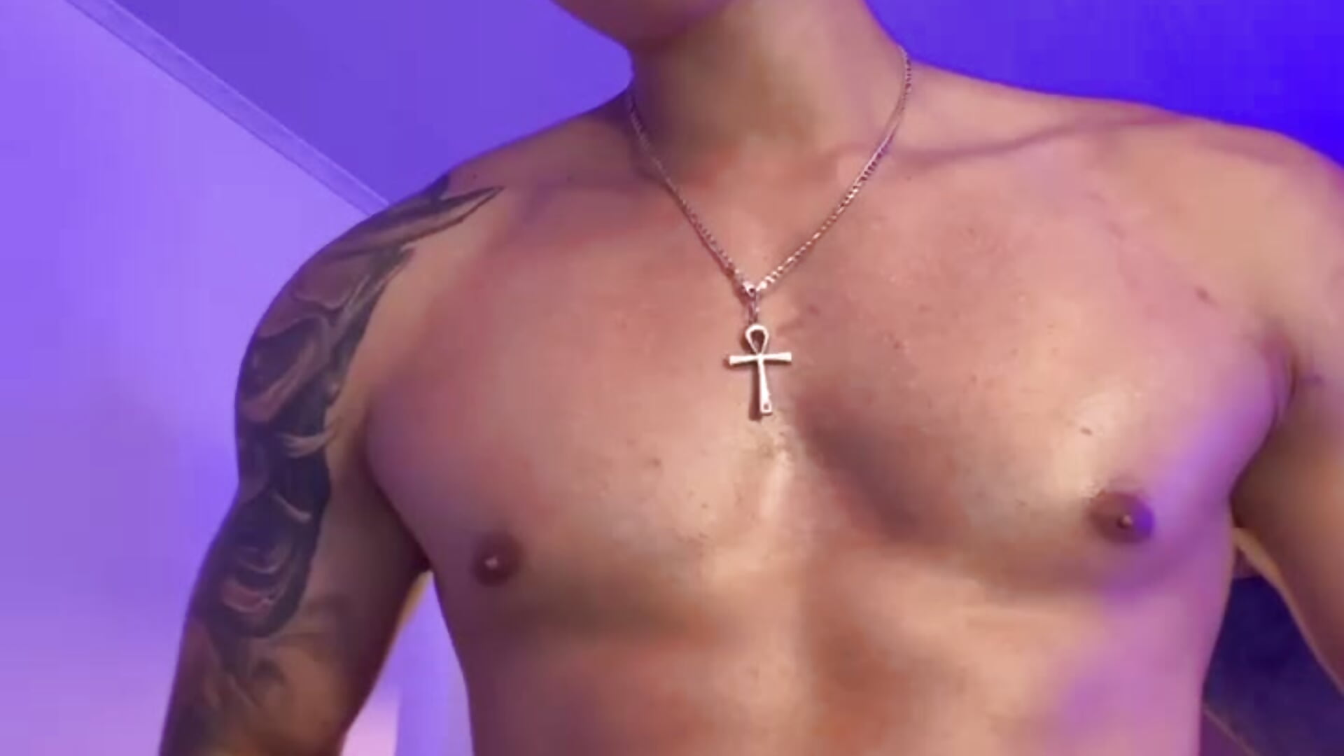 SENSUAL MOVEMENTS OF A YOUNG ALTINO HUNK - video oleh Draven_Marceaux kamera model