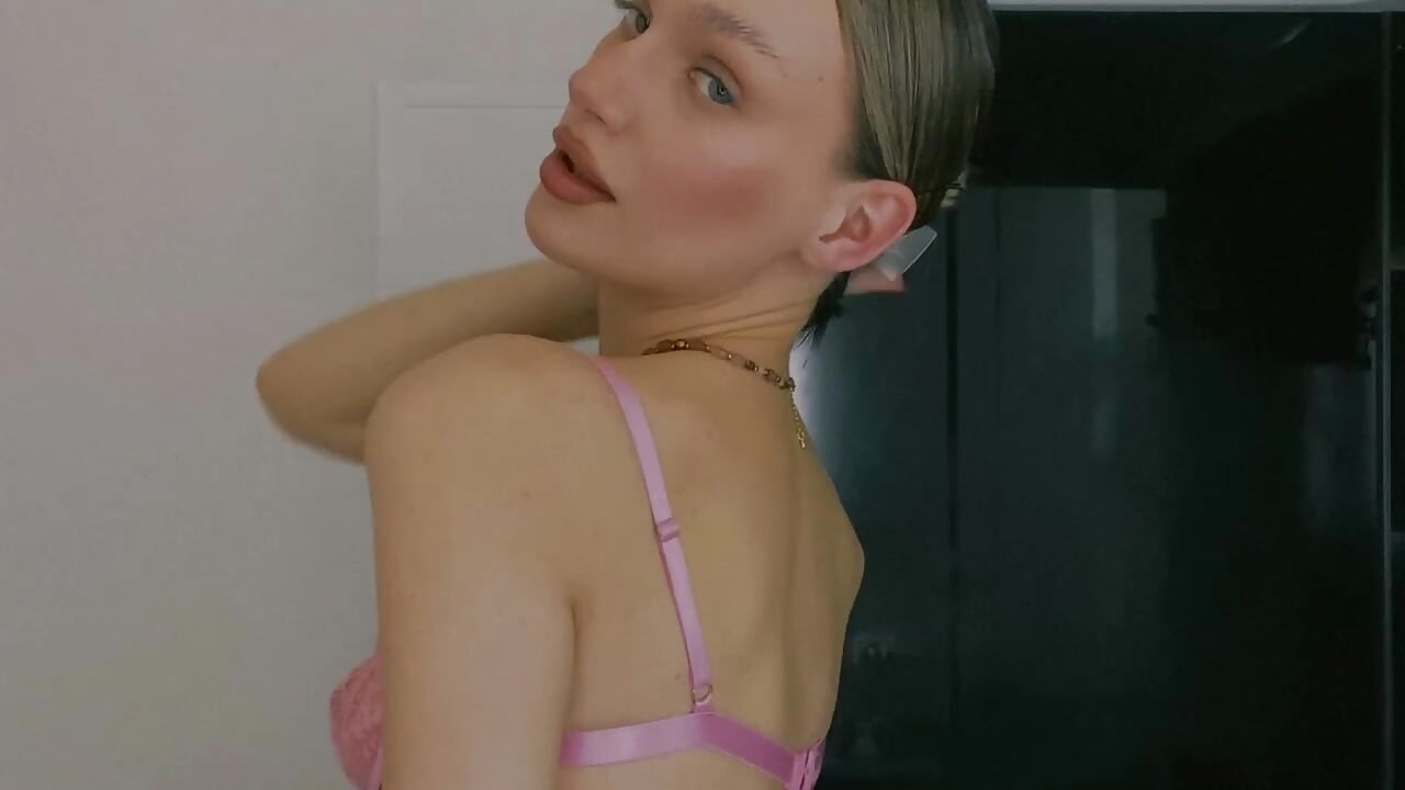 Your young princess - video by Ice_Strawberry cam model