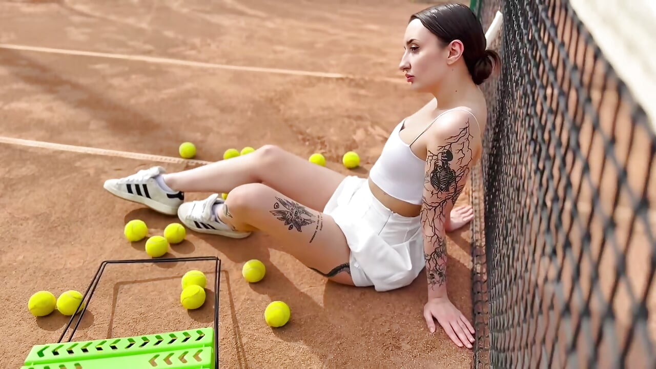A hot female tennis player in 35-degree heat. - 視頻由 AliceLids 主播提供