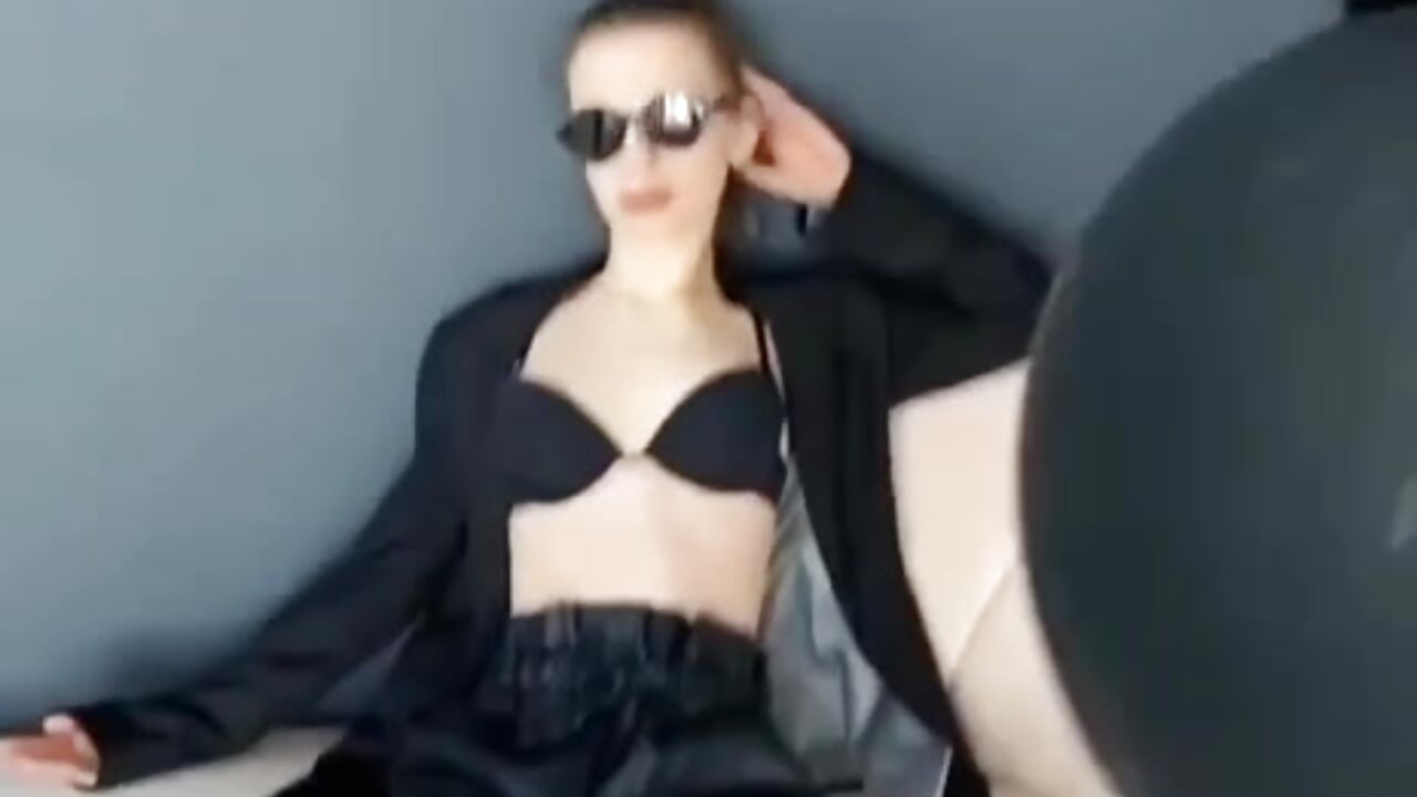 how u like black bra on me?