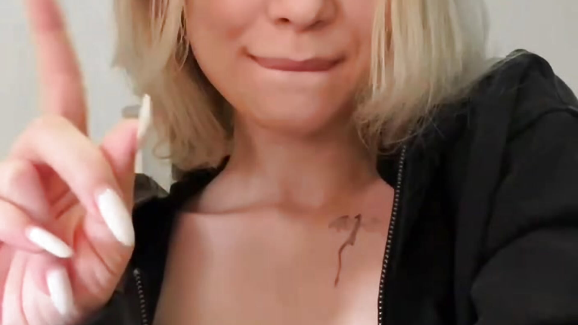 Look directly at the screen❗－カメラキャストのKarolinaConnerの動画