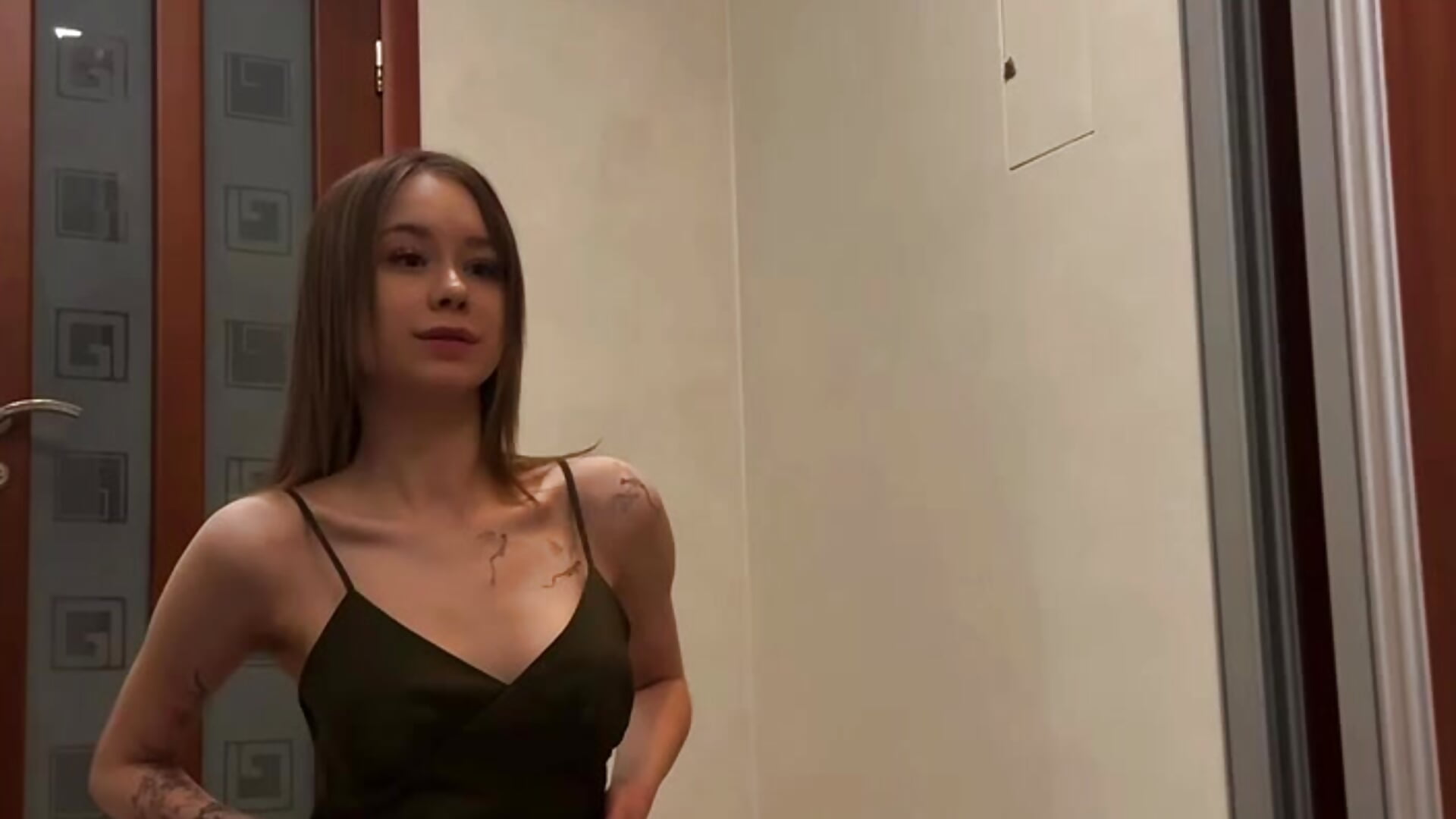 Which suits me better, a dress or underwear?😉－カメラキャストのKarolinaConnerの動画