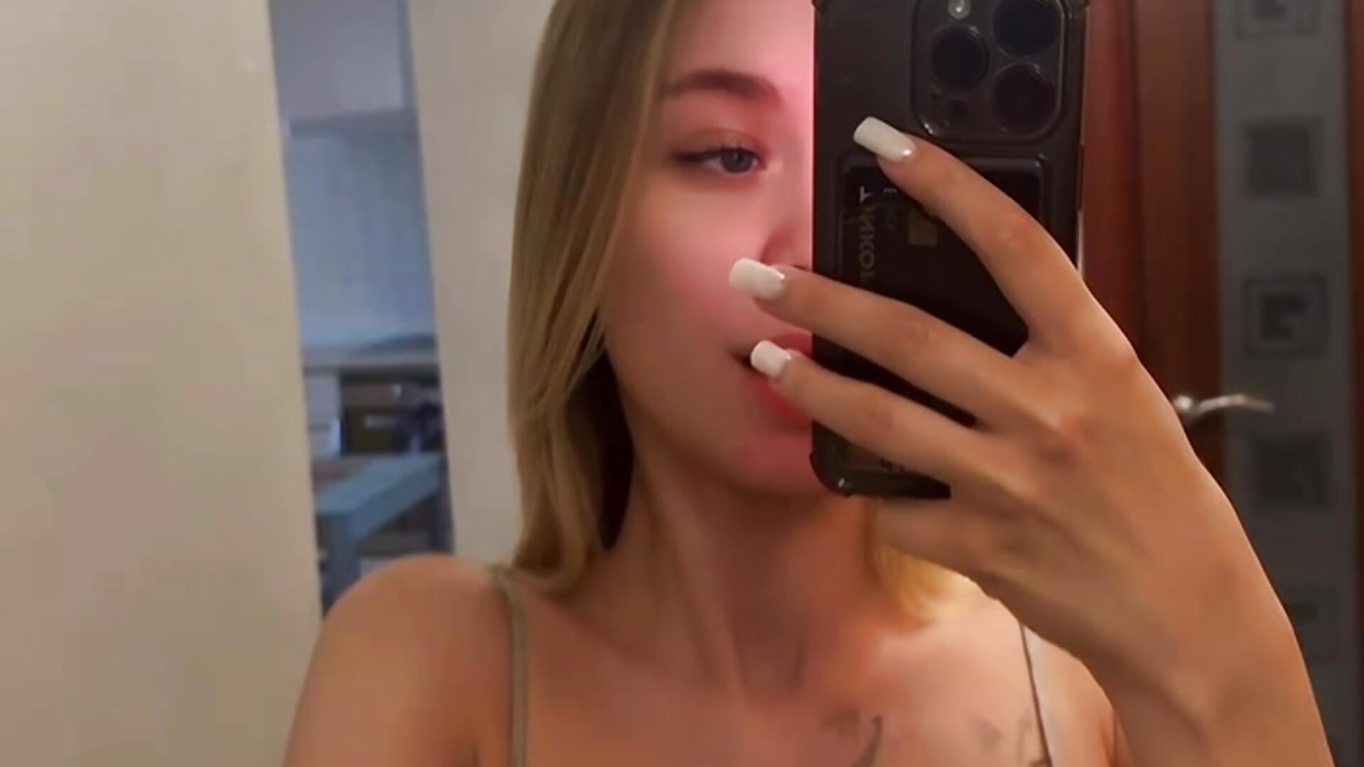 In thrall to her beauty－カメラキャストのKarolinaConnerの動画