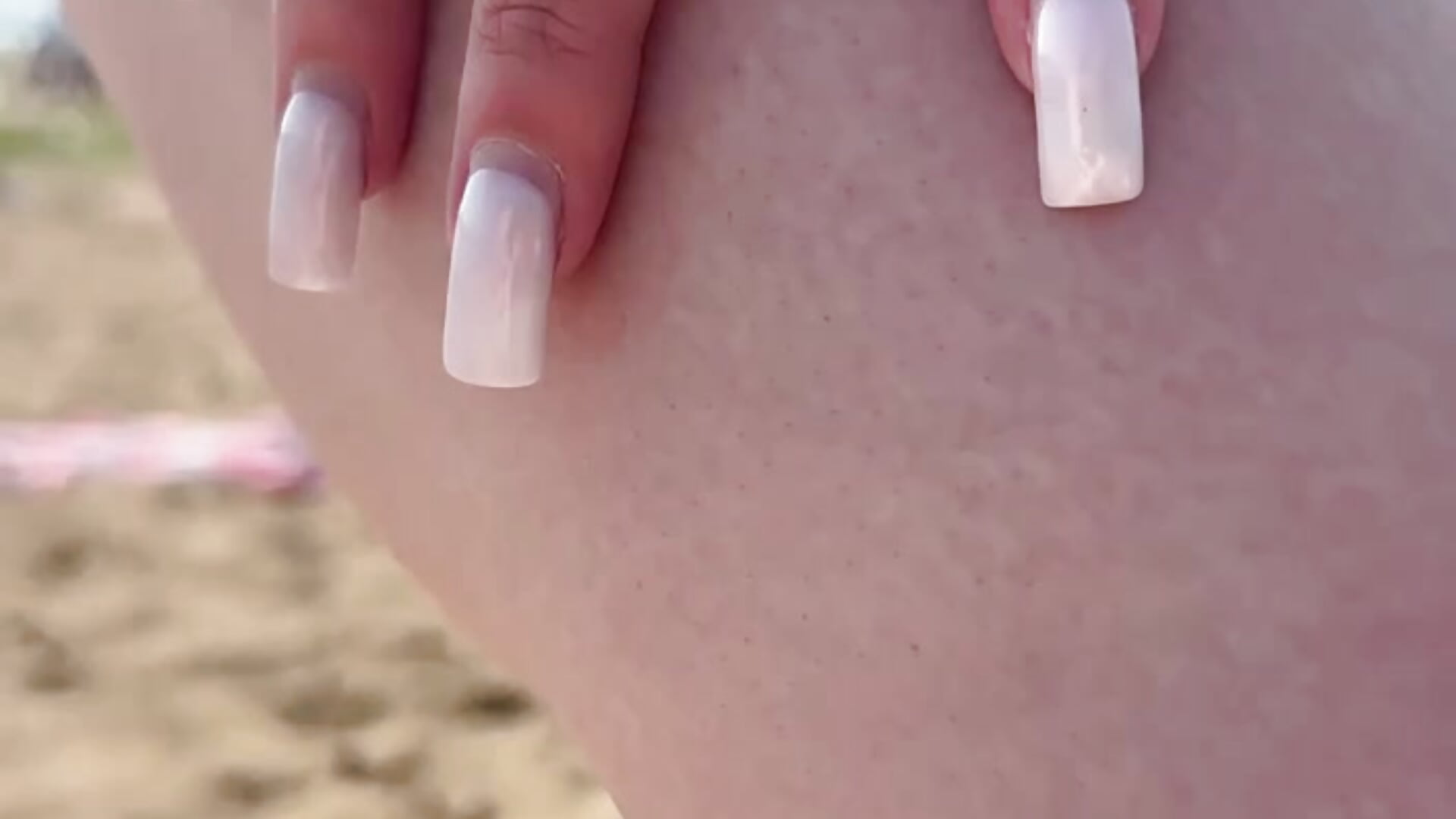 Sexy legs on the beach☀－カメラキャストのKarolinaConnerの動画