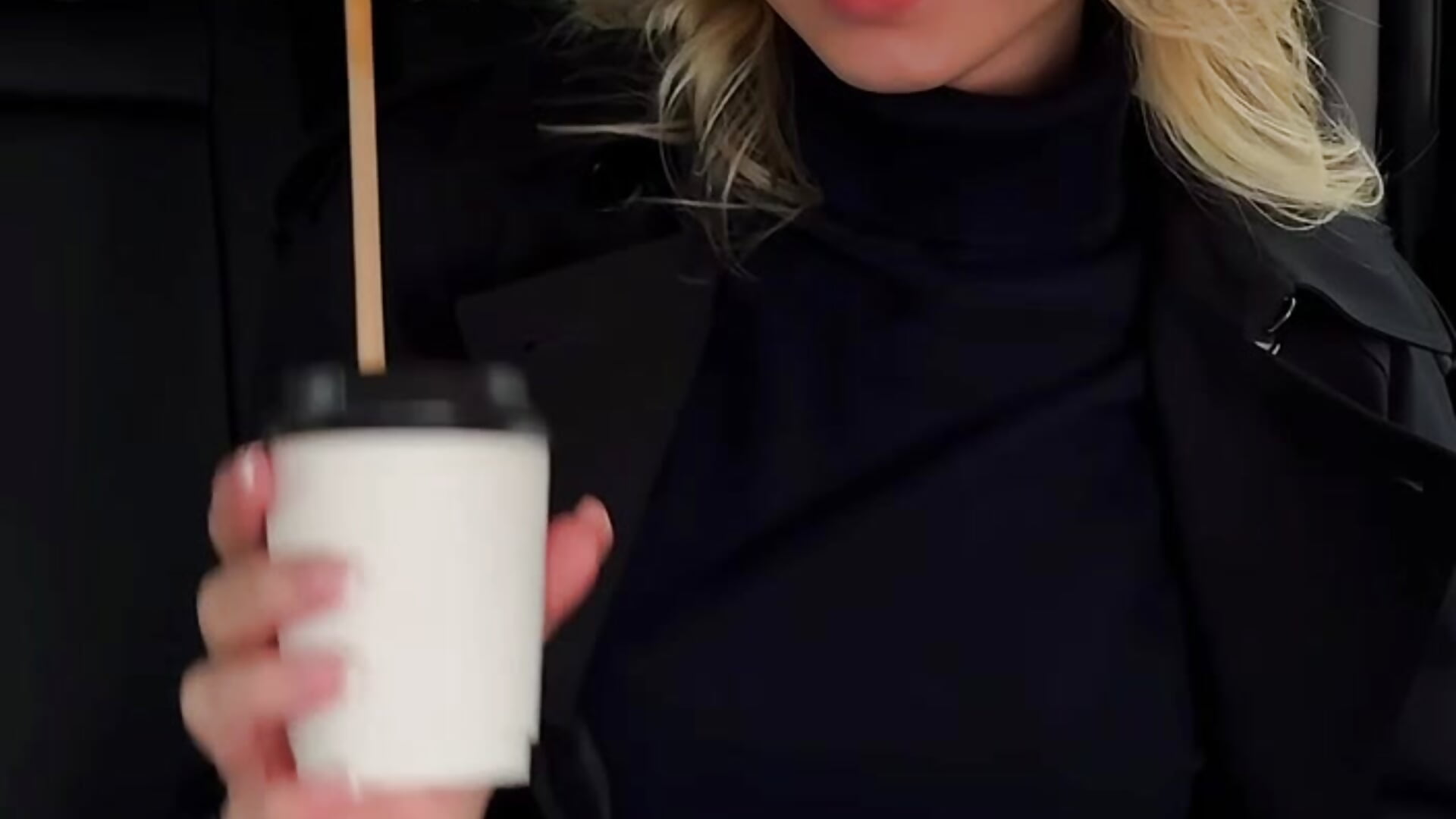 I love coffee😋 don't you?－カメラキャストのKarolinaConnerの動画