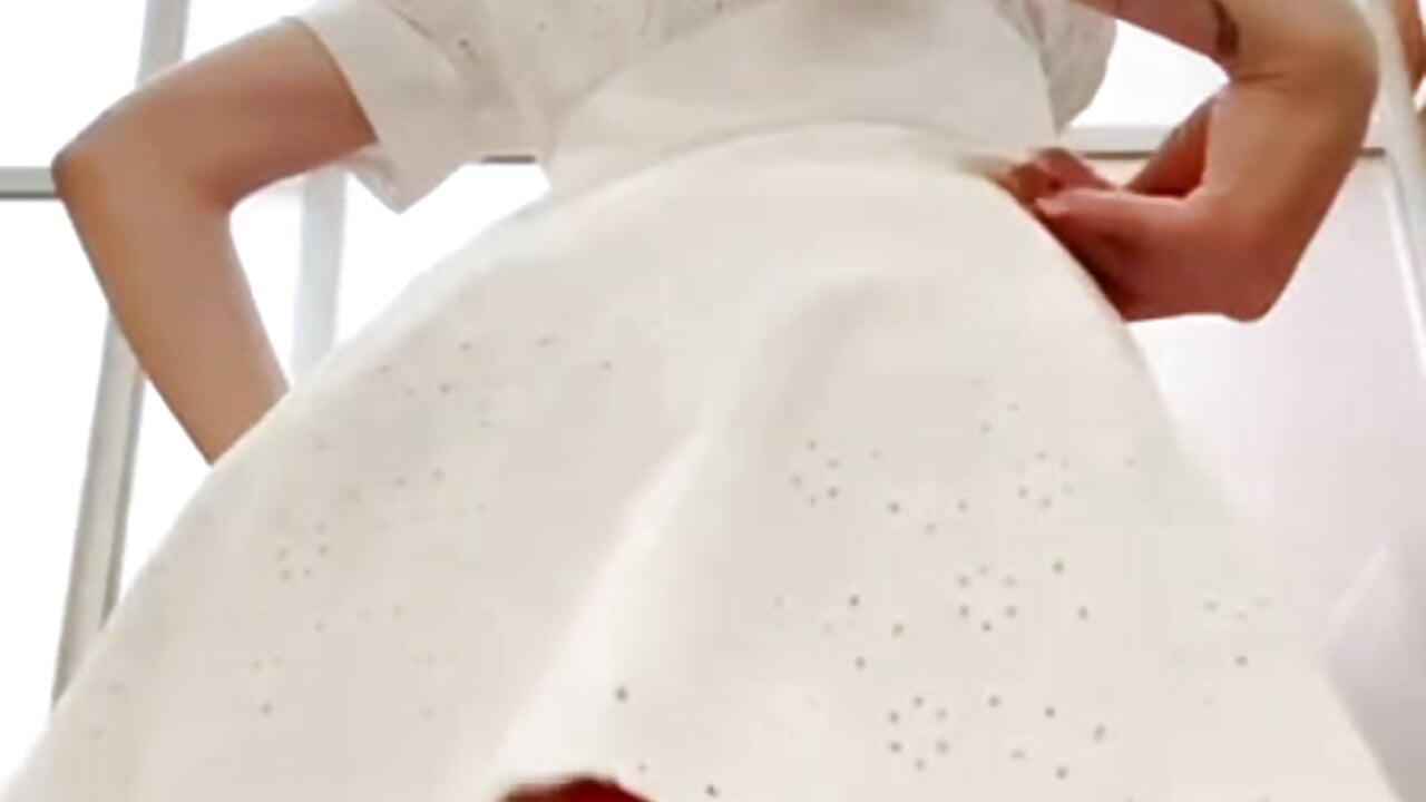 little white dress🤍－カメラキャストのKarolinaConnerの動画