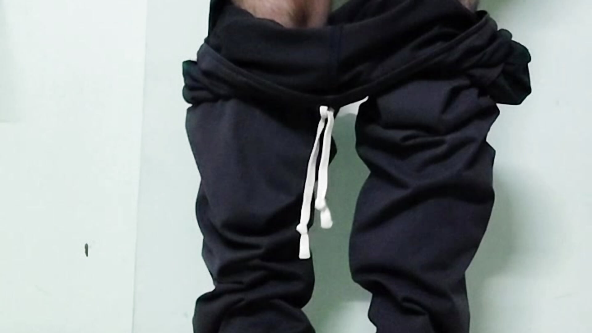 Sexy guy removing pants – video modela na kameri dirtyboy002