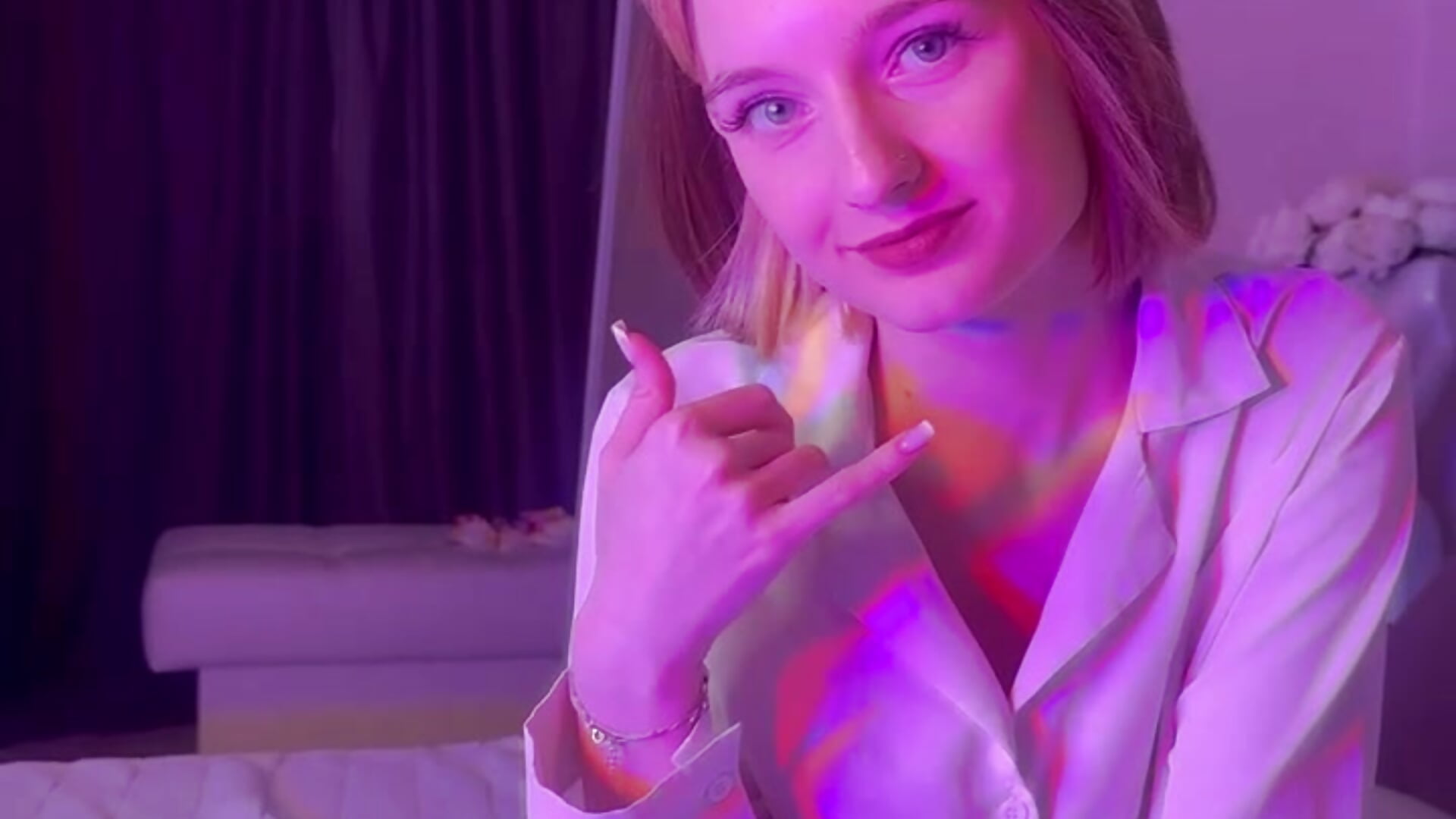 Flirting mood🤍 - video by IsabelleDurand cam model