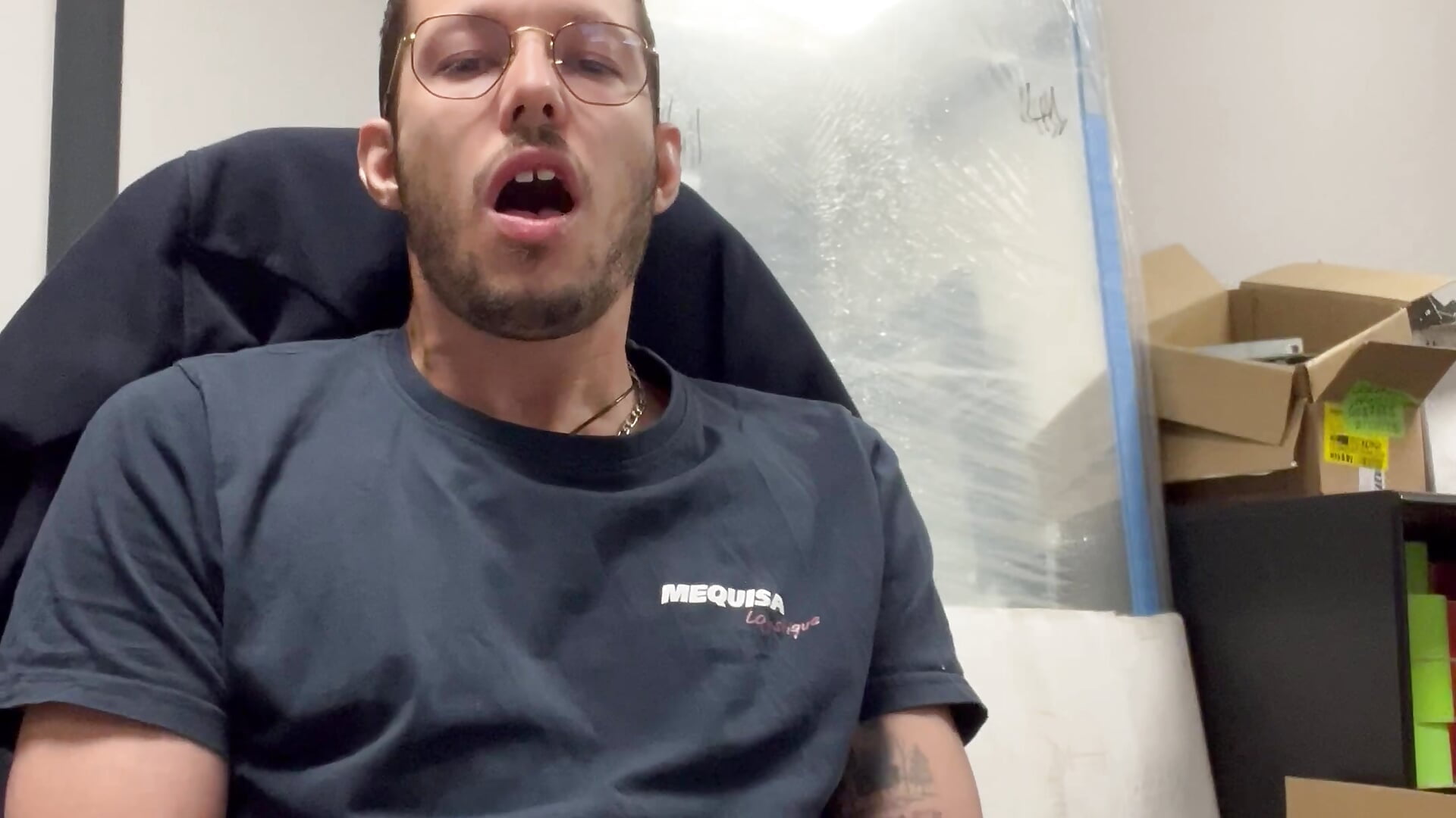 Je jute pendant mes heures de travail 🤤 - video by charl-5 cam model