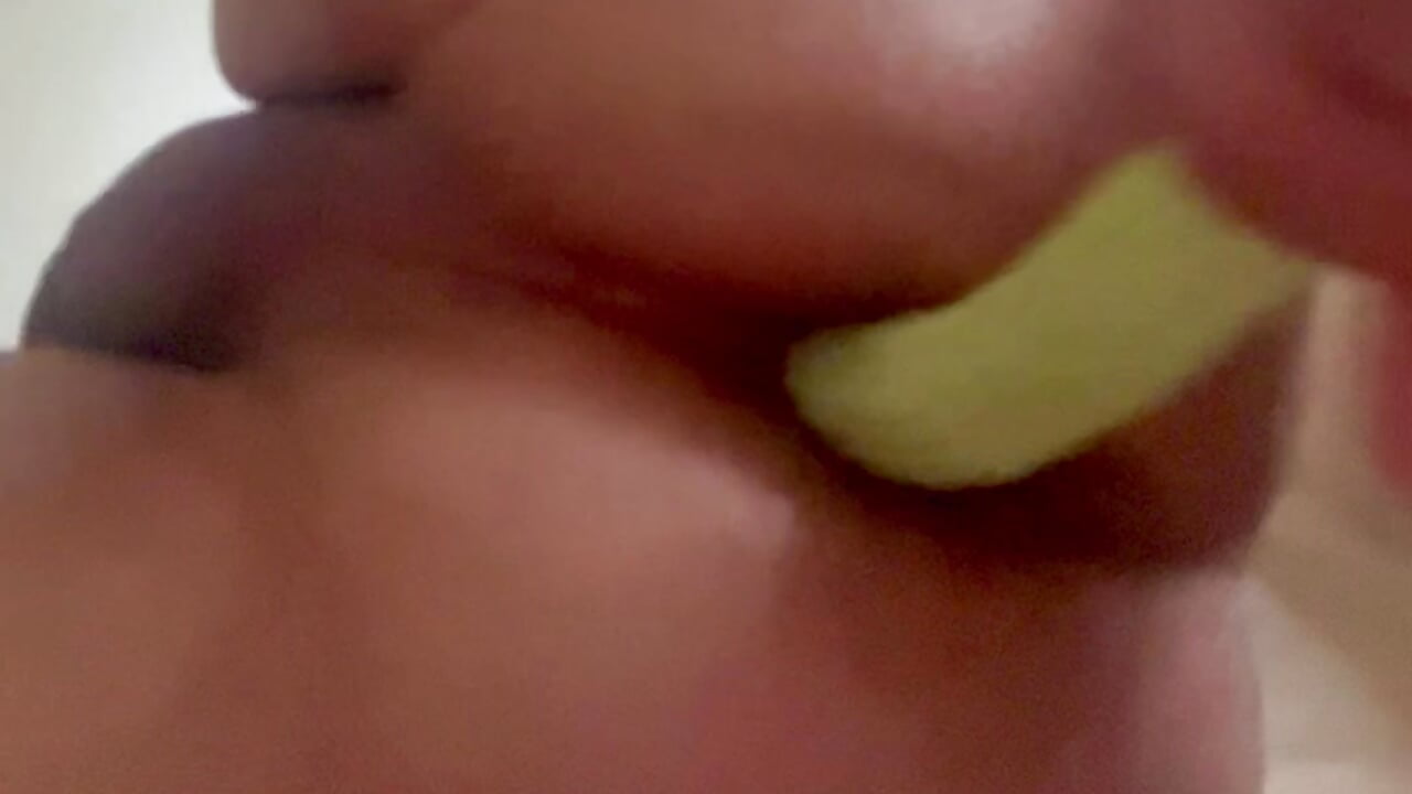 Anal salatalık videom - clip cu yellova model videochat