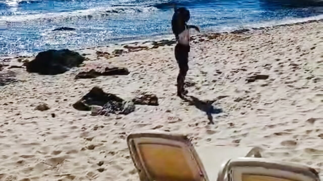Beach day - video by Peachyz69 cam model