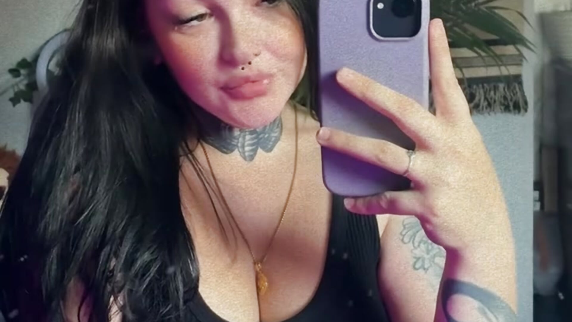 Busy bee - video by Baby_Sin cam model