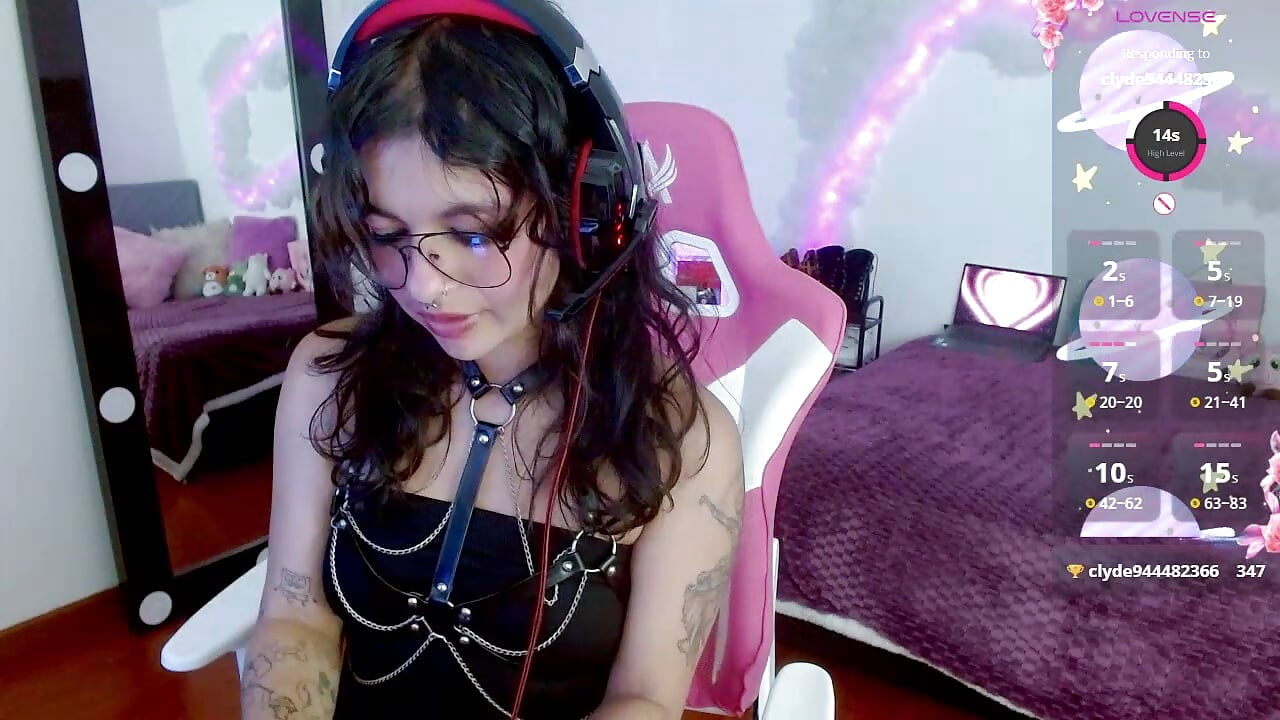 Piercing - video by larah_uwu cam model