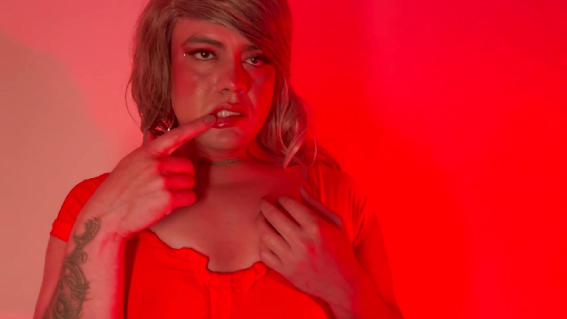 Between Shadows and Light ❤️‍🔥 - video by Yordan_chubbyhot cam model