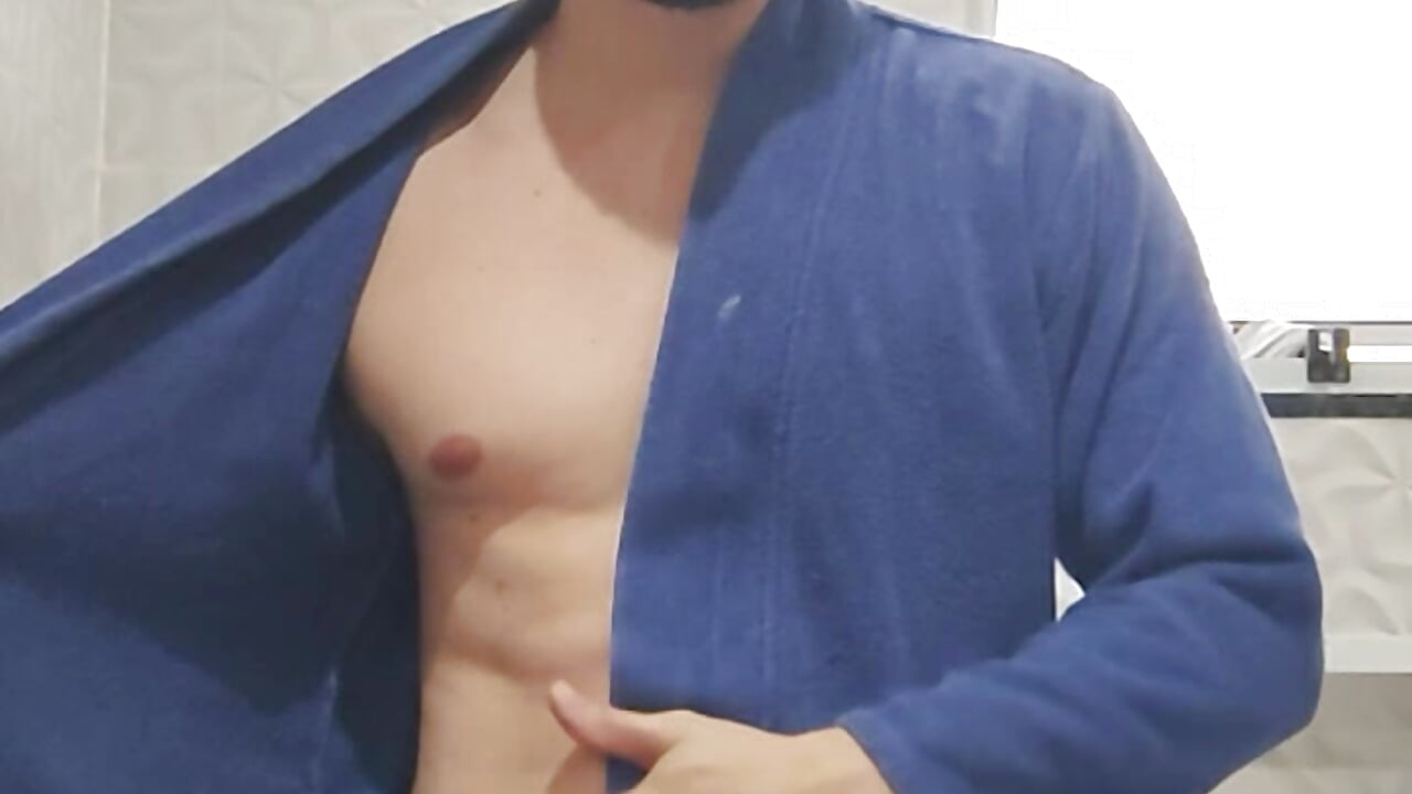 No banheiro, tirando o roupão bem safado pra voces e mostrando tudinho bem gostoso pra voces