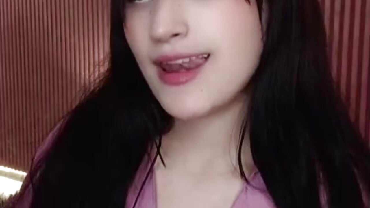 upsss👀 - video by HollyHill_ cam model