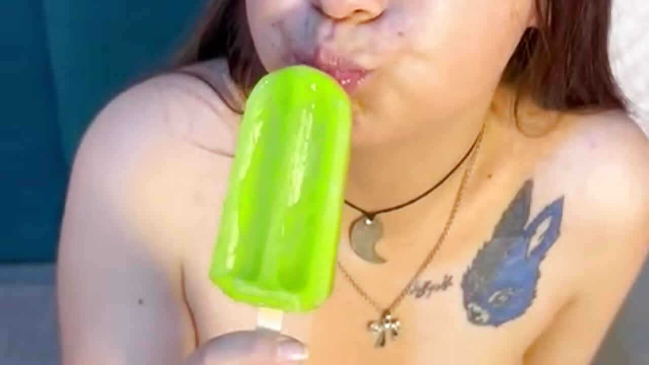 my bought a popsicle, and it tastes delicious.♥️😍
