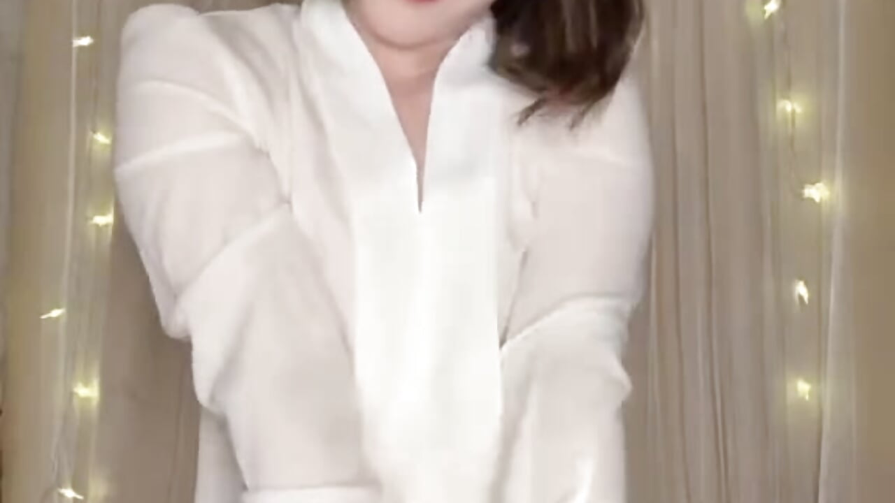 純純的是不是比較得人疼? - video by tw_angelyunana cam model