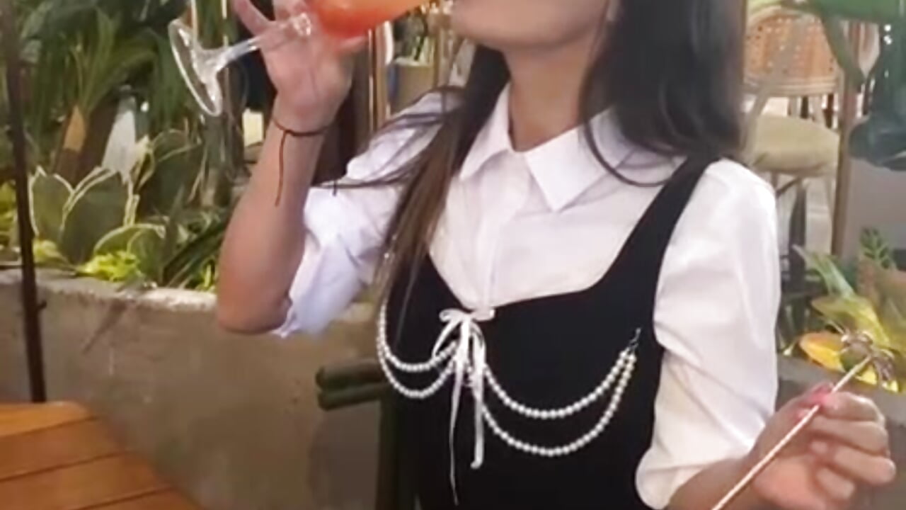 drink a delicious mimosa with me – video modela na kameri VickyVentura
