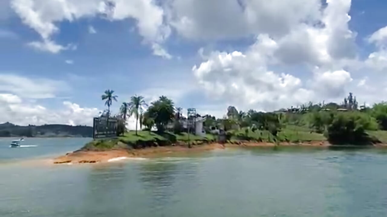 Discover through me the lake of the rock of the Peñón Medellín Colombia - vidéo du modèle de showcams VickyVentura