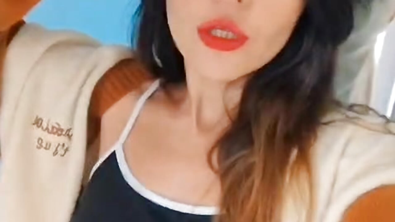 Like this post if you like my cardigan🤎 - فيديو من VickyVentura موديل الكام