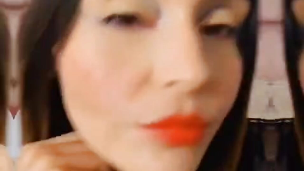 Sending you kisses. - video by VickyVentura cam model