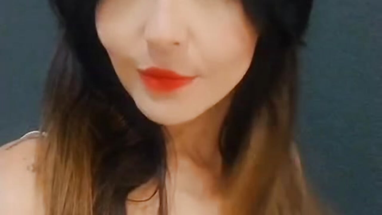 I'm sending you a kiss - video by VickyVentura cam model