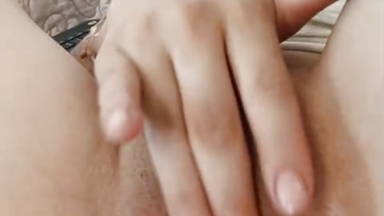 I'm so wet and masturbating mmmm - video di Jade_rey_ modella di cam