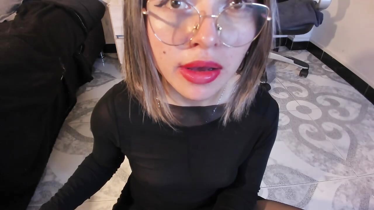 Gloves in my pussy - video by Ariagh_ cam model