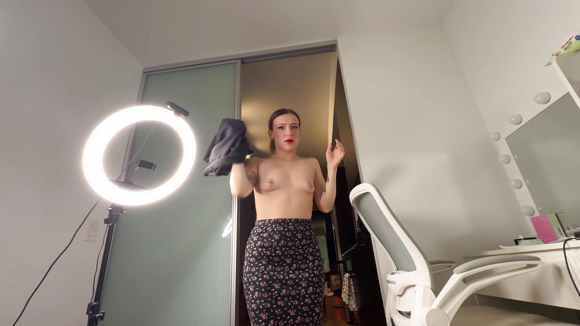 POV: something stuck in my pussy and he helping me to find it with the gloves wearing - vídeo de la modelo de cam twofiresouls