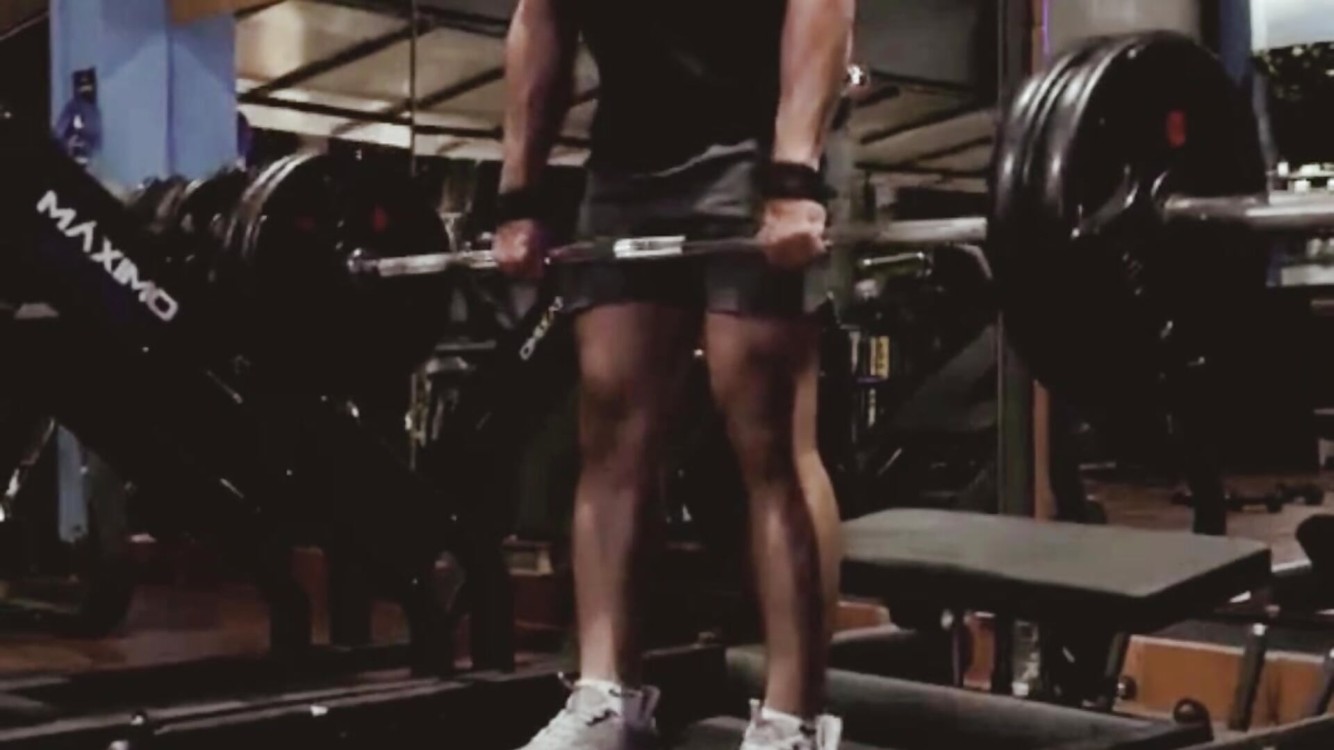 Do you like watching my biceps & legs flex while I sweat? Give me a heart if you like it! ❤️🏋️‍♀️ - vídeo de Marco_Vega modelo de câmara